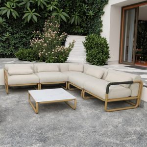Bộ sofa góc L ngoài trời, khung nhôm giả gỗ, nệm sáng màu, bàn trà mặt kính đá, phù hợp sân vườn biệt thự