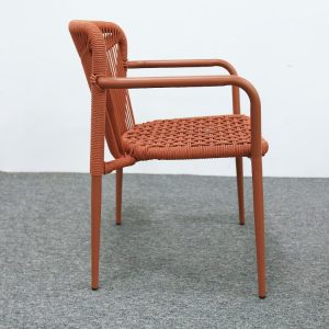 Ghế ngoài trời dây rope màu nâu cam, nhìn ngang thể hiện khung chắc chắn