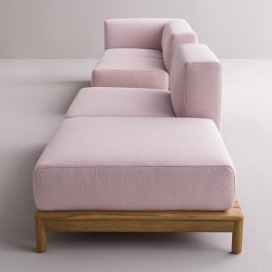 Cận cảnh sofa ngoài trời màu hồng nhạt, khung gỗ teak, nệm dày, vải ngoài trời cao cấp