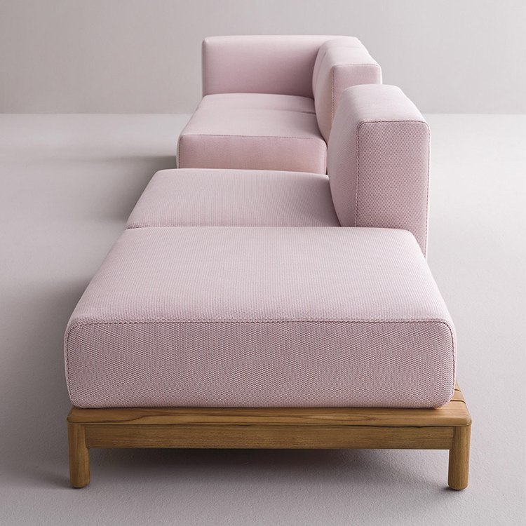 Cận cảnh sofa ngoài trời màu hồng nhạt, khung gỗ teak, nệm dày, vải ngoài trời cao cấp