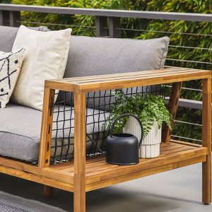 Cận cảnh tay vịn sofa ngoài trời gỗ teak, dây đan, trang trí chậu cây xanh