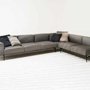 Sofa góc chữ L khung nhôm, nệm vải ngoài trời xám, gối tựa phối màu, chụp nền trắng studio