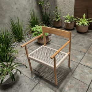 Ghế sân vườn gỗ đan dây, phong cách Bắc Âu, đặt trong không gian xanh mát