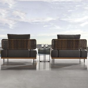 Mặt sau ghế sofa ngoài trời với dây rope đan tay, khung gỗ chắc chắn