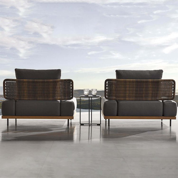 Mặt sau ghế sofa ngoài trời với dây rope đan tay, khung gỗ chắc chắn
