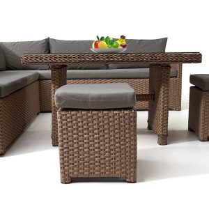 Cận cảnh đôn ngồi và chân bàn sofa giả mây ngoài trời, nệm ghi
