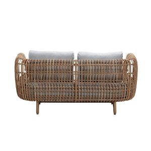 Mặt sau ghế sofa đôi giả mây ngoài trời, thể hiện kỹ thuật đan tay tinh xảo