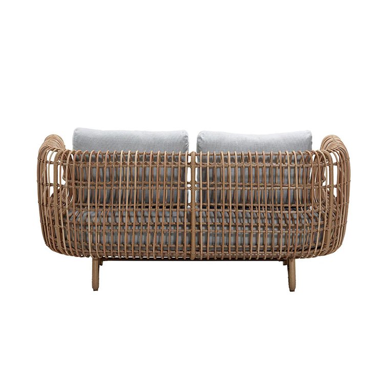 Mặt sau ghế sofa đôi giả mây ngoài trời, thể hiện kỹ thuật đan tay tinh xảo