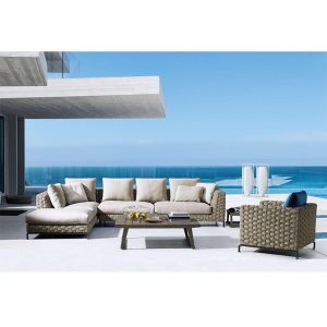 Bộ sofa sân vườn cao cấp dạng L, ghế đơn, bàn trà gỗ, đan rope hiện đại, đặt cạnh hồ bơi sang trọng.
