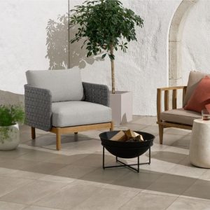 Ghế đơn sofa sân vườn dây rope đan tay, nệm ghi sáng, phối cảnh ngoài trời hiện đại