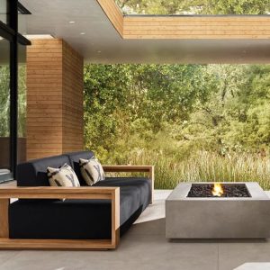 Sofa dài gỗ teak nệm đen phối bàn trà vuông ngoài trời, không gian sân vườn hiện đại