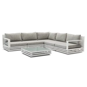 Bộ sofa góc ngoài trời khung nhôm trắng, nệm xám, bàn trà kính, chụp studio rõ nét