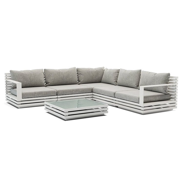 Bộ sofa góc ngoài trời khung nhôm trắng, nệm xám, bàn trà kính, chụp studio rõ nét