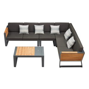 Bộ sofa góc chữ L ngoài trời khung nhôm, ốp gỗ, nệm xám, gối sọc, bàn trà phối gỗ