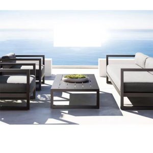 Bộ sofa sân vườn hiện đại khung nhôm, nệm xám, bàn trà, bối cảnh ngoài trời sang trọng