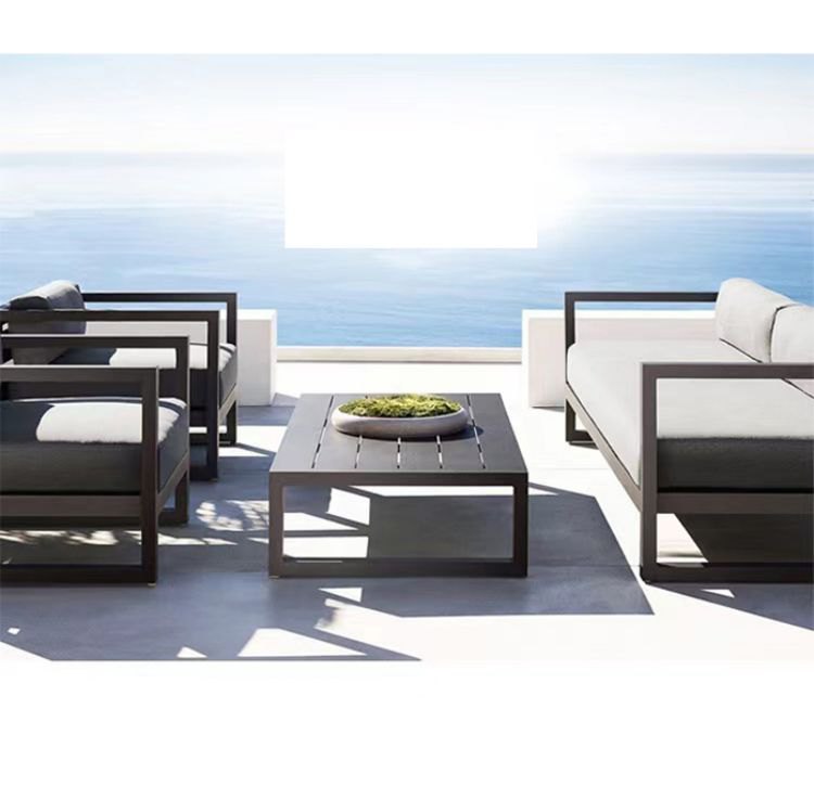 Bộ sofa sân vườn hiện đại khung nhôm, nệm xám, bàn trà, bối cảnh ngoài trời sang trọng