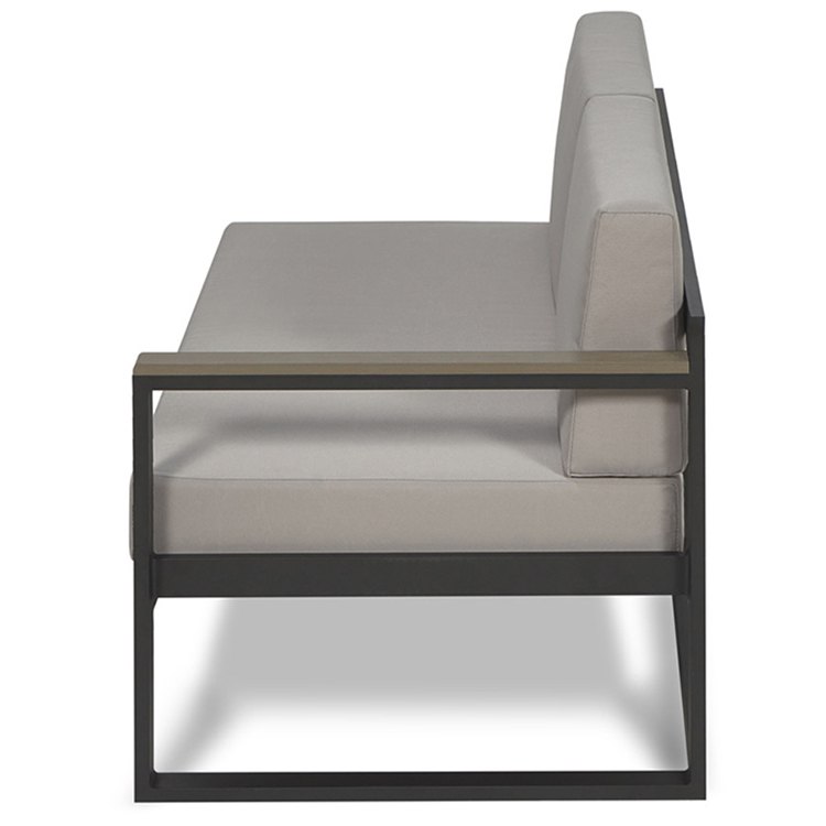 Góc nhìn ngang sofa đôi ngoài trời, tay vịn nhôm sang trọng