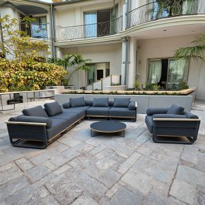 Bộ sofa ngoài trời góc L lớn, nệm dày êm ái, đặt trong sân biệt thự sang trọng