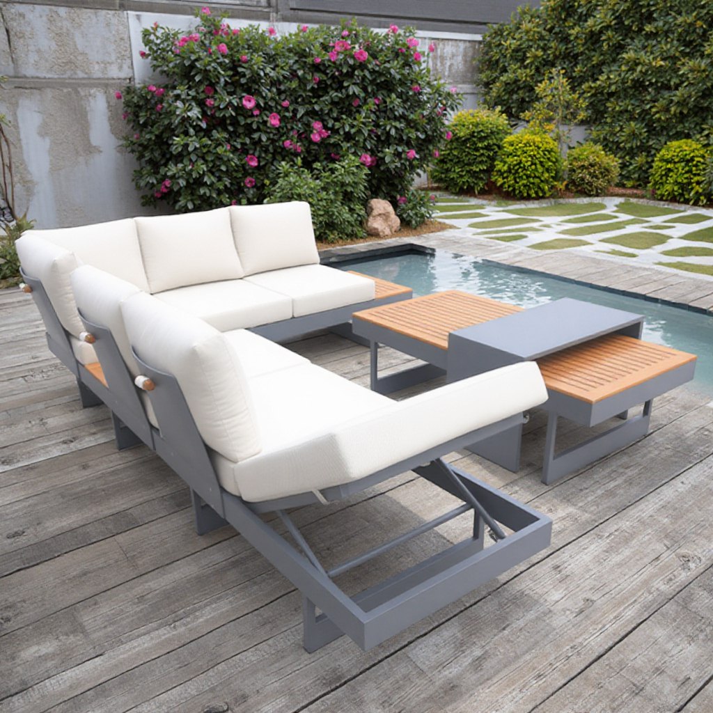 Bộ sofa ngoài trời hiện đại, khung nhôm xám, mặt gỗ teak, nệm trắng kem, đặt cạnh hồ nước nhỏ