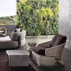 Ghế đơn dây rope màu ghi, nệm nâu đậm, bàn phụ nhỏ, không gian sân vườn xanh mát