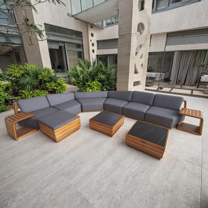Sofa sân vườn hiện đại, khung gỗ teak, nệm màu ghi, bàn trà mặt đen, phù hợp không gian ngoài trời