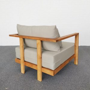 Ghế đơn ngoài trời khung gỗ teak, nệm dày màu ghi, chụp từ phía sau