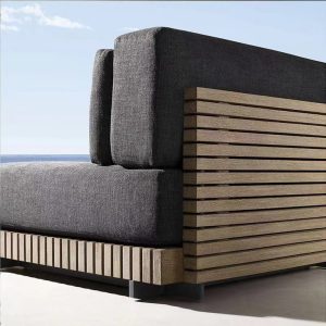 Cận cảnh chi tiết khung gỗ teak nan ngang và nệm xám đậm của sofa ngoài trời