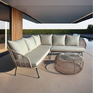 Sofa giả mây ngoài trời góc L, nệm ghi sáng, bàn tròn độc đáo đặt cạnh hồ bơi sang trọng