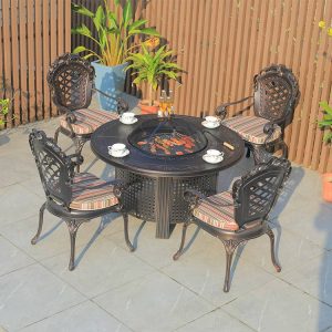Bộ bàn ghế nhôm đúc ngoài trời 4 ghế tựa hoa văn, nệm sọc, bàn tròn có bếp nướng BBQ, chụp từ trên xuống