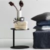 Bàn trà nhôm đen hiện đại đặt cạnh sofa, phù hợp trang trí phòng khách hoặc ban công