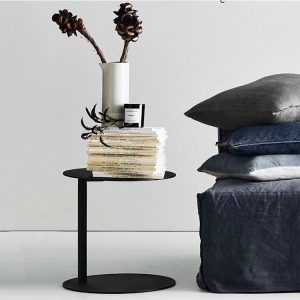 Bàn trà nhôm đen hiện đại đặt cạnh sofa, phù hợp trang trí phòng khách hoặc ban công