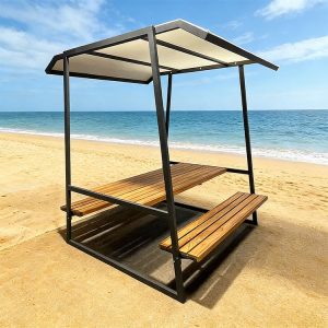 Bộ bàn ghế ngoài trời liền khối có mái che, đặt trên bãi biển, khung nhôm, mặt gỗ, mái che trắng