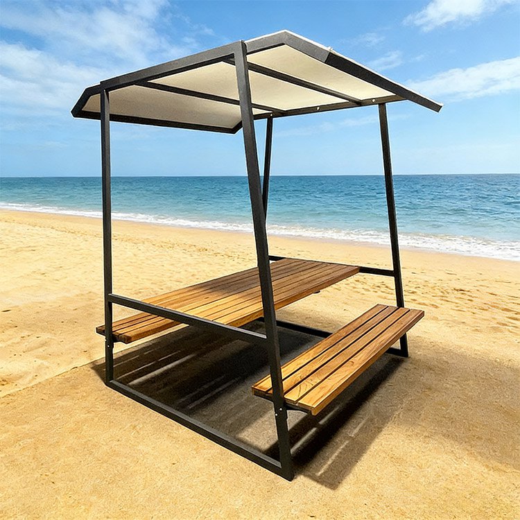 Bộ bàn ghế ngoài trời liền khối có mái che, đặt trên bãi biển, khung nhôm, mặt gỗ, mái che trắng