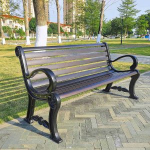 Ghế băng ngoài trời màu đen, khung gang đúc, kiểu dáng cổ điển, đặt tại công viên