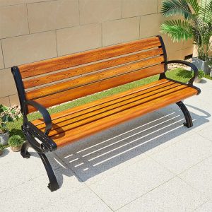 Ghế băng ngoài trời màu gỗ nâu đậm, khung sắt đen, thiết kế đẹp mắt