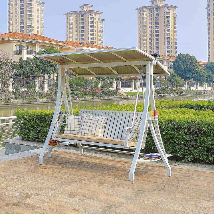 Xích đu ngoài trời 3 chỗ, lưng ghế thanh ngang, gối caro xám, khung trắng, phù hợp sân vườn