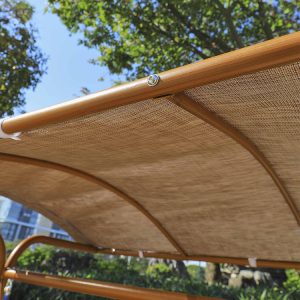 Cận cảnh mái che xích đu sân vườn, khung sắt sơn giả gỗ chắc chắn