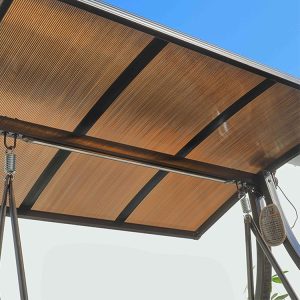 Cận cảnh mái che polycarbonate của xích đu ngoài trời, chống nắng mưa hiệu quả