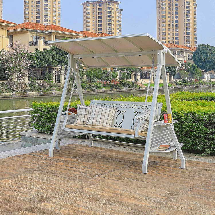 Xích đu ngoài trời 3 chỗ, lưng ghế hoa văn tròn, nệm be, gối caro, mái che trắng, phù hợp sân vườn