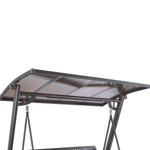 Cận cảnh mái che polycarbonate cong của xích đu ngoài trời
