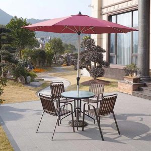 Bộ bàn ghế ngoài trời 4 ghế kèm ô che màu đỏ rượu, khung nhôm, bàn kính, bối cảnh sân vườn sang trọng.