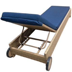 Cận cảnh cơ cấu tựa lưng điều chỉnh và bánh xe của ghế tắm nắng ngoài trời