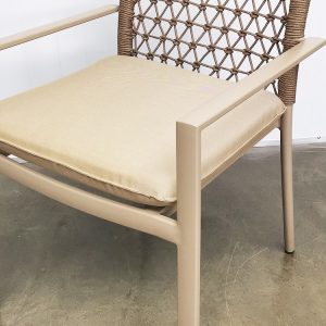 Cận cảnh chân và nệm ghế sân vườn khung nhôm, dây rope, nệm be dày dặn