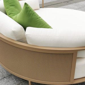 Chi tiết tựa lưng nan nhôm đục lỗ, nệm và gối tựa dày êm