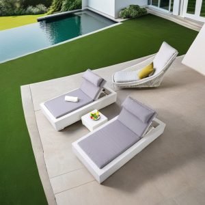 Bộ đôi ghế tắm nắng nhựa giả mây trắng, nệm ghi xám đặt cạnh hồ bơi sang trọng