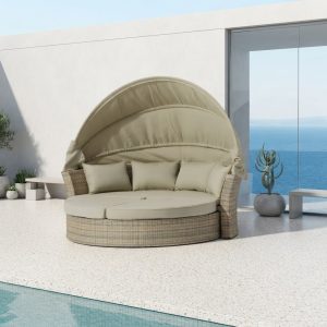 Giường tắm nắng tròn ngoài trời màu be, khung giả mây, mái che lớn, đặt cạnh hồ bơi