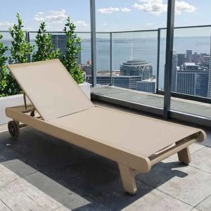 Ghế tắm nắng nhôm lưới textilene ngoài trời trên sân thượng view thành phố