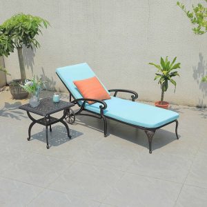 Ghế tắm nắng ngoài trời nhôm đúc nệm xanh dương nhạt, bàn phụ vuông, có gối cam nổi bật
