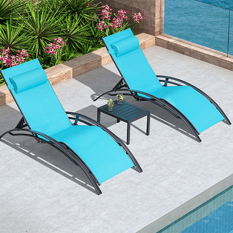 Bộ 2 ghế tắm nắng ngoài trời màu xanh dương nhạt, khung nhôm, bàn nhỏ tiện dụng