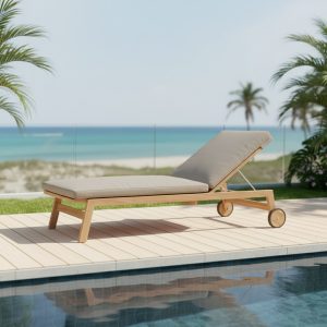 Ghế tắm nắng ngoài trời khung gỗ, nệm màu ghi, đặt cạnh hồ bơi và biển, phong cách nghỉ dưỡng
